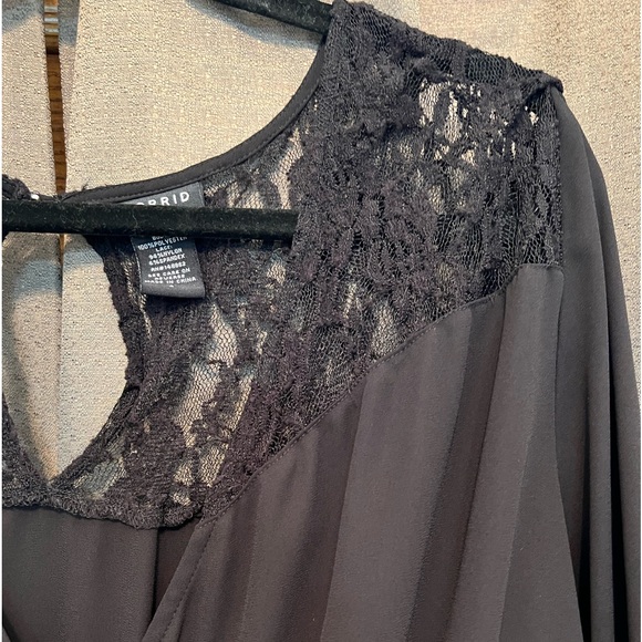 Torrid Black Hi-Lo Lace Shoulders V-Neck Long Sleeve Tunic Blouse 4X - Picture 3 of 9